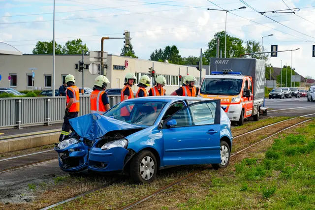 Pkw prallt an der Welser Straße gegen Strommast der Tram