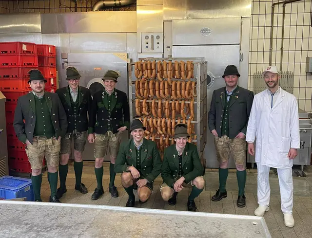 Die Goiserer Essigwurst-Pass zu Besuch bei der „Fleischhauerei Zauner“, welche 2026 Stk. bzw. über 300 Kilo Heimische Knacker für die Riesen-Essigwurst produziert. | Foto: Ewu Weltrekord Bad Goisern