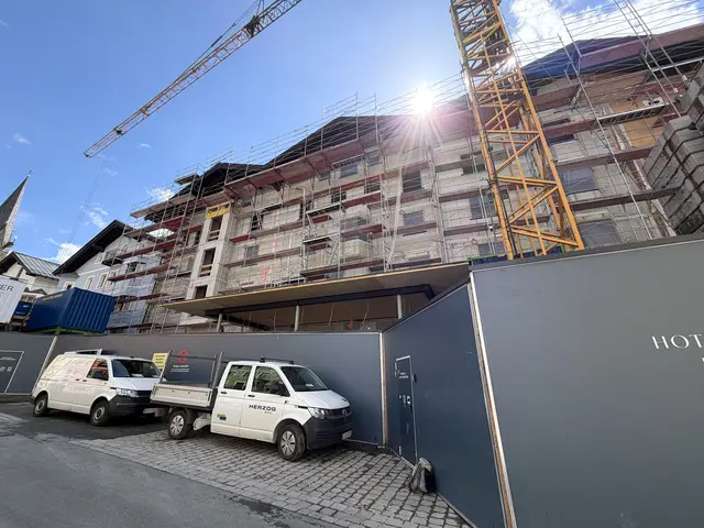 Beim Hotel zur Tenne in der Kitzbüheler Innenstadt konnte am 21. Mai die Dachgleiche gefeiert werden. | Foto: Johanna Bamberger