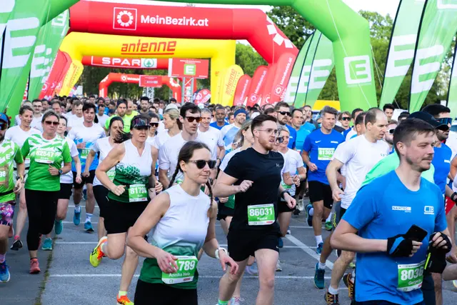Gemeinsam laufen, gemeinsam feiern – das war das Motto des diesjährigen MeinBezirk E-Businessmarathon am Schwarzl See. | Foto: Konstantinov