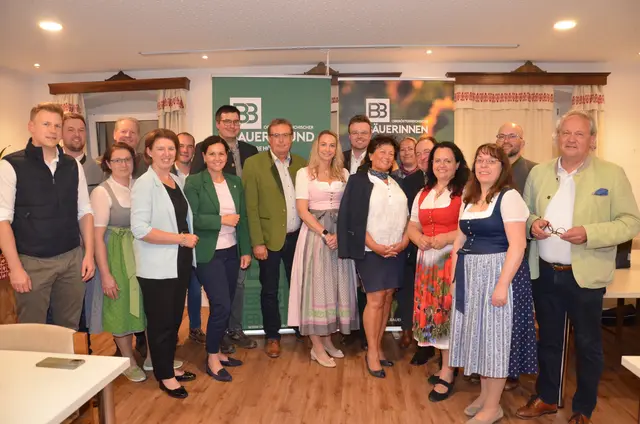 v.l.: Bauernbundobmann Daniel Hofer, Bezirksbäuerin-Stellv. Bettina Buschmüller, OÖ Bauernbund-Landesobfrau LR Michaela Langer-Weninger, LAbg. Helena Kirchmayr, Bauernbund-Bezirksobmann Johannes Gruber, Bezirksbäuerin Bezirksobmann-Stellv. Ingrid Guger-Waldenhofer, Altbauern-Bezirksobmann-Stellv. Eva Hohenbichler, Landesbäuerin Johanna Haider, Schriftführerin Gertraud Köttstorfer.

2. Reihe v.l.: Jungbauern-Bezirksobmann-Stellv. Georg Zehetner, Bauernbund-Direktor Wolfgang Wallner, Bauernbundobmann Josef Hoislbauer, Bauernbundobmann Martin Raxendorfer, Bezirksobmann-Stellv. Hannes Mayrhofer, Landwirtschaftskammerrätin Michaela Spachinger, Altbauern-Bezirksobmann Martin Rosenberger, Landwirtschaftskammerrat Christian Huber und ÖVP-Bezirksparteiobmann LAbg. Wolfgang Stanek | Foto: OÖ. Bauernbund