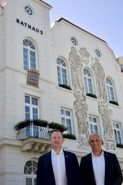 Bald ein blauer Bürgermeister? Zumindest vorm Rathaus stehen Schnedlitz und Fiedler bereits. | Foto: Santrucek