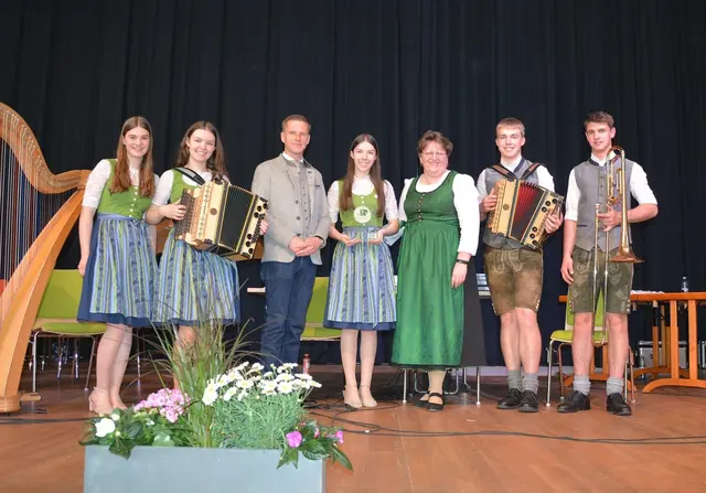 Bürgermeister Patrick Rosenberger und LAbg. Silvia Karelly, Bürgermeisterin von Fischbach, gratulierten unter anderem der Sonnberg Musi zum Preis. 