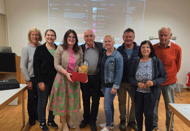 Birgit Kandutsch (3.v.l.), Vize-Bürgermeister Alois Lach (4.v.l.), Daniela Kristof (5.v.l.) mit einigen Teilnehmern des Workshops | Foto: Privat