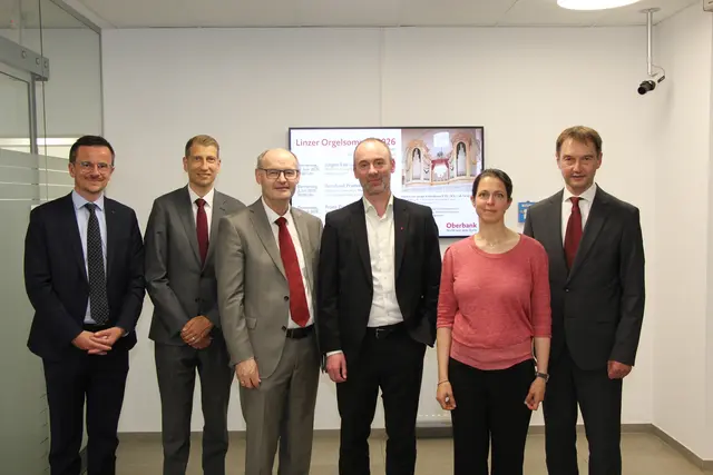 Oberbank-Leiter Helmut Helmberger (re.) mit Florian Danninger (Oberbank), Patrick Aigner (Oberbank), Franz Reitner, Rainer Bargfrieder, Hanna Pum (v.li.) | Foto: Staudinger