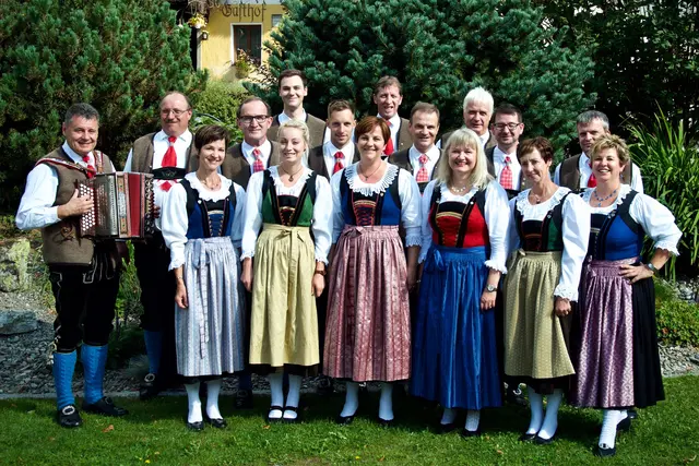 In der Volkstanzgruppe ist Zenz seit mehr als 45 Jahren Obmann und Tanzleiter. | Foto: Privat