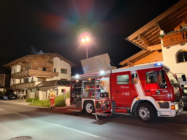 In Bruck kam es in der Nacht zu einem Kaminbrand in einem Einfamilienhaus. Verletzt wurde niemand, der Einsatz war nach rund eineinhalb Stunden beendet. | Foto: zoom.tirol