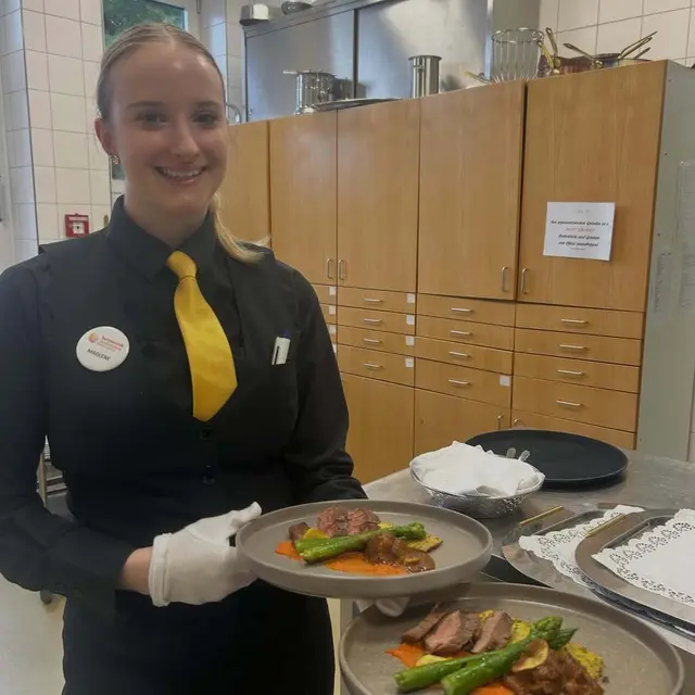 Madlen Knopf servierte mit einem Lächeln. | Foto: Tourismusschule Oberwart