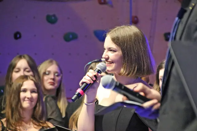 Mit Elisabeth Achleitner als Chorleiter-Stellvertreterin haben die jungen Sängerinnen und Sänger eine hochengagierte Mentorin als Gesangsvorbild.  | Foto: Eckhart Herbe