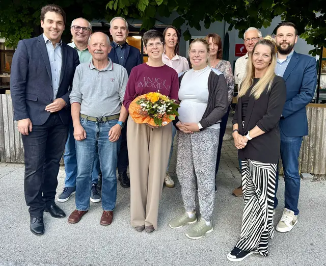 Einen Blumengruß für die neue Obfrau Alexandra Fahrngruber gab es von Bürgermeister Manuel Aichberger. Weitere Ehrengäste waren Vizebürgermeister Christian Buxhofer sowie die beiden Stadträte Erwin Martinetz und Lukas Friedl. | Foto: Stadtgemeinde Lilienfeld