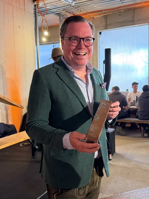 General Manager Heinrich Dominici mit der Firstbox des ehemaligen Hotels, die von einem Bauarbeiter bei den Abbrucharbeiten gefunden wurde. | Foto: Johanna Bamberger