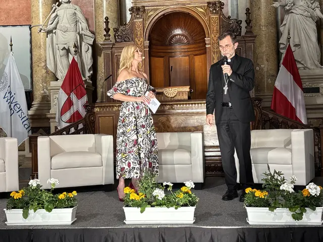 Erzbischof Josef Grünwidl und Moderatorin Johanna Setzer. | Foto: Mathias Kautzky/MeinBezirk