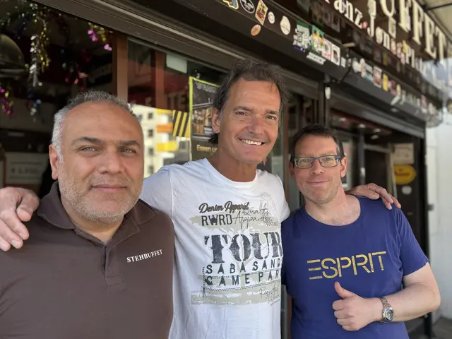 V.l.n.r.: Stehbuffet-Chef Orhan Cakir, Sänger Freddy Brix und Tom Vulgaris. Gemeinsam haben Brix und Vulgaris einen Song über den Würstelstand gebastelt. | Foto: Michael Marbacher/MeinBezirk