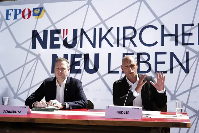Michael Schnedlitz und Helmut Fiedler bei der Pressekonferenz im Neunkirchner Bräuhaus-Garten. | Foto: Santrucek