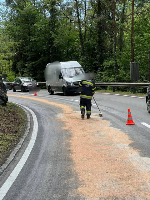 Die FF Krems und die Autobahnmeisterei Voitsberg banden das Öl. | Foto: FF Krems