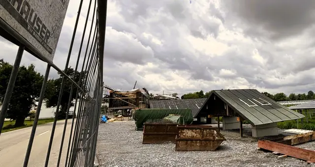 Blick über den Bauzaun in die Feldwerkstatt. | Foto: Gruber