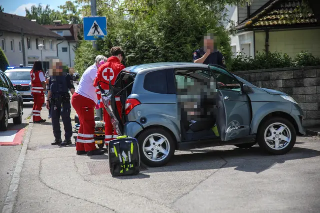 Ein Pkw krachte in Marchtrenk in das Heck eines Mopetautos – dessen Lenkerin wurde dabei verletzt. | Foto: laumat.at