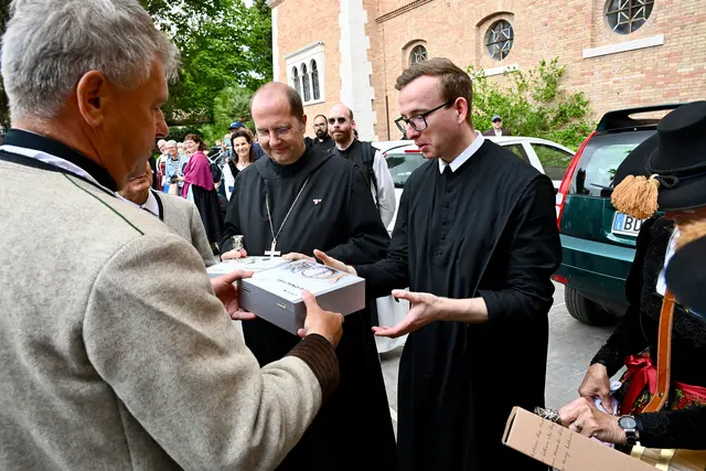 Für Abtprimas Jeremis Schröder und Pater Elias gab es einige Geschenke. | Foto: Manfred Hassl