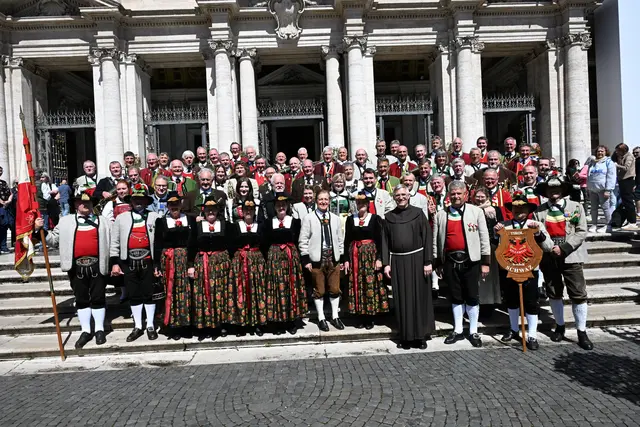 Besuch bei einem echten Tiroler in Rom: Pater David Volgger hieß die riesige Delegation in der weltberühmten Basilica Santa Maria Maggiore willkommen. | Foto: Manfred Hassl