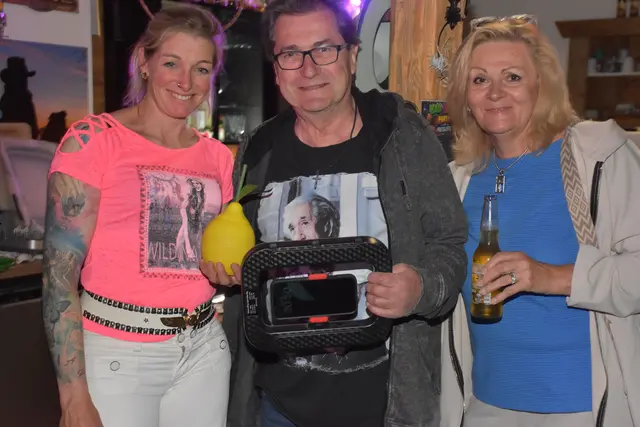 Als schrägste Party des Jahres angekündigt, stieg am Erlebnishof Steinkellnergut das Event als Gartenfest mit bunt gekleideten und fröhlichen Menschen. | Foto: Robert Zinterhof