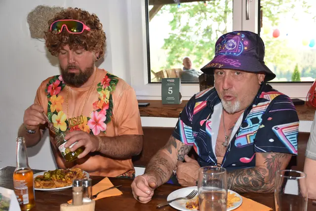 Als schrägste Party des Jahres angekündigt, stieg am Erlebnishof Steinkellnergut das Event als Gartenfest mit bunt gekleideten und fröhlichen Menschen. | Foto: Robert Zinterhof