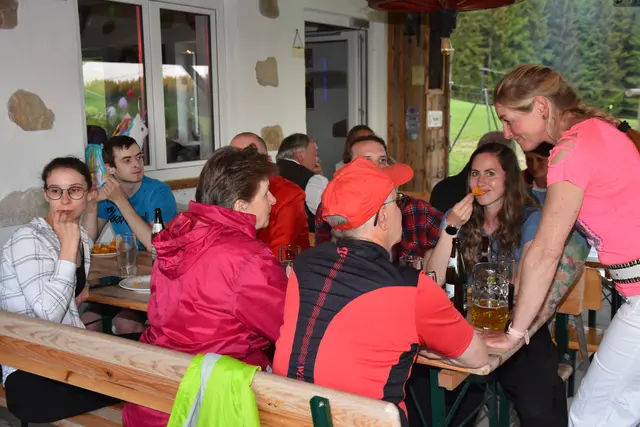 Als schrägste Party des Jahres angekündigt, stieg am Erlebnishof Steinkellnergut das Event als Gartenfest mit bunt gekleideten und fröhlichen Menschen. | Foto: Robert Zinterhof