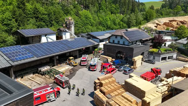 Neun Feuerwehren waren im Einsatz, um Schlimmeres zu verhindern. | Foto: FOTOKERSCHI / TARAS PANCHUK