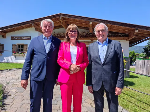 gratulieren dem alten und neuen Obmann Stefan Mühlberger (re.), Hans Brandstätter mit Anneliese Junker