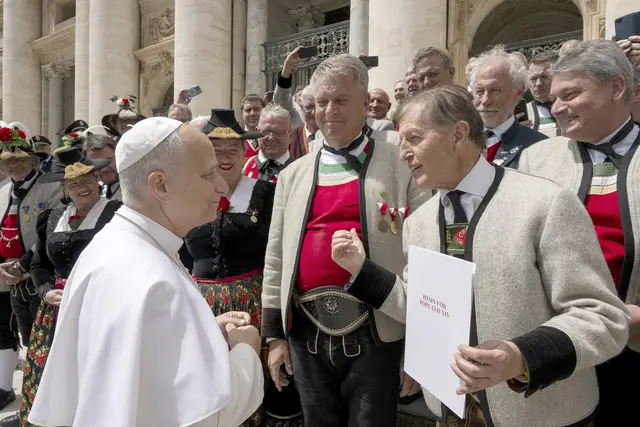Geschenk für den Papst: Kapellmeister Karl Mark (mit Partitur), Obmann Franz Hauser und Komponist Michael Ausserladscheider (re.) | Foto: Vatican Media