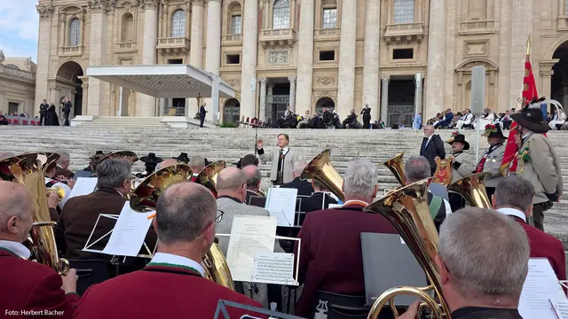 Die Bürgermeistermusikkapelle Schwaz Tirol umrahmte - leider für die Besucher etwas ungünstig, weil mit dem Rücken zum Publikum - die Generalaudienz in großartiger musikalischer Manier. | Foto: Herbert Bacher