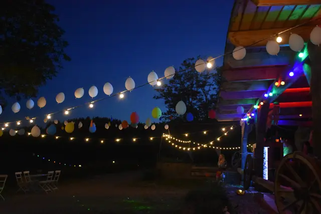 Als schrägste Party des Jahres angekündigt, stieg am Erlebnishof Steinkellnergut das Event als Gartenfest mit bunt gekleideten und fröhlichen Menschen. | Foto: Robert Zinterhof