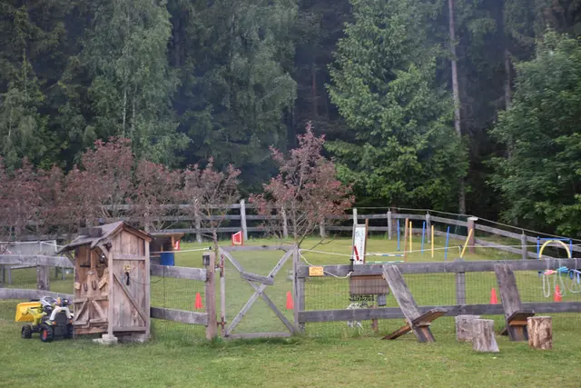 Als schrägste Party des Jahres angekündigt, stieg am Erlebnishof Steinkellnergut das Event als Gartenfest mit bunt gekleideten und fröhlichen Menschen. | Foto: Robert Zinterhof