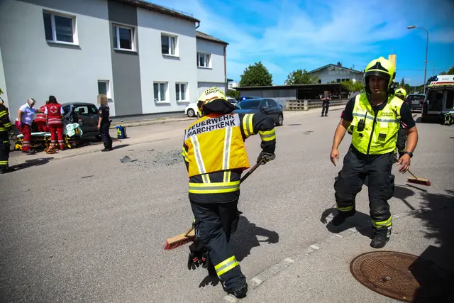 Ein Pkw krachte in Marchtrenk in das Heck eines Mopetautos – dessen Lenkerin wurde dabei verletzt. | Foto: laumat.at