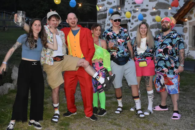 Bad Taste Party ein bezauberndes, farbenfrohes Gartenfest