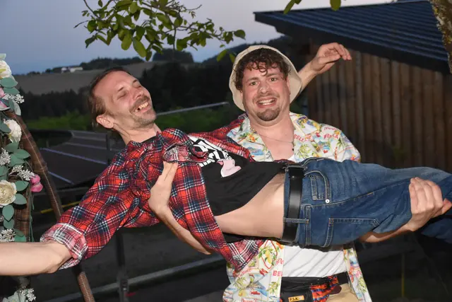 Als schrägste Party des Jahres angekündigt, stieg am Erlebnishof Steinkellnergut das Event als Gartenfest mit bunt gekleideten und fröhlichen Menschen. | Foto: Robert Zinterhof