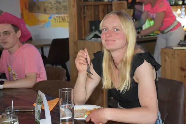Als schrägste Party des Jahres angekündigt, stieg am Erlebnishof Steinkellnergut das Event als Gartenfest mit bunt gekleideten und fröhlichen Menschen. | Foto: Robert Zinterhof