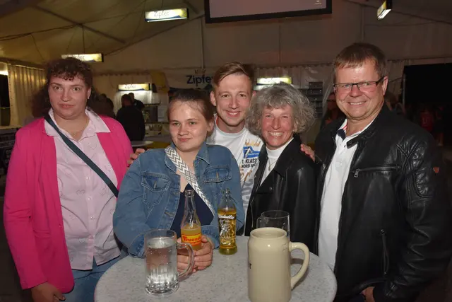 Familie Neuliunger aus Freinberg mit Fußballmeister Maxi und Freundin Lena | Foto: Alois Braid / zema.medien.de
