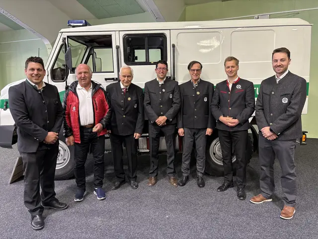Die geehrten Mitglieder der Bergrettung Leutasch: Konrad Schafferer, Kurt Nairz, Obmann Michael Strigl, Oswald Heis sowie Albert Neuner (nicht im Bild). Auf dem Foto die Geehrten mit Bgm. Georgios Chrysochoidis (l.), Landesleiter Ekkehard Wimmer (2. v. r.) und Bezirksleiter Ibk.-Land Josef Faltejsek (r.).
 | Foto: Rebeiz