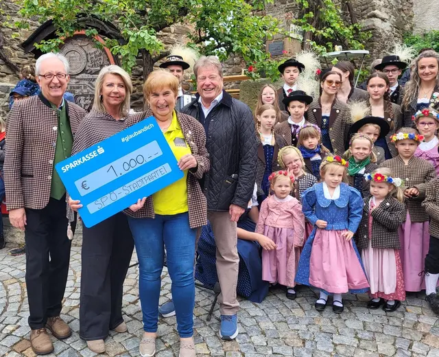Die SPÖ-Stadtpartei nutzte die Veranstaltung, um dem Verein eine Spende in Höhe von 1.000 Euro zu überreichen. | Foto: SPÖ Krems