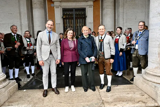 Hoher Besuch am Kapitolplatz: Botschafter Michael Rendi,  Botschafts-Gesandte Katharina Konzett-Stoffl, Präsidentin Margarete Bernava-Bambas (Präsidentin Associazione Austriaci a Roma ) mit Kapellmeister Karl Mark
 | Foto: Manfred Hassl