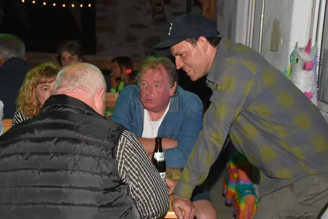 Als schrägste Party des Jahres angekündigt, stieg am Erlebnishof Steinkellnergut das Event als Gartenfest mit bunt gekleideten und fröhlichen Menschen. | Foto: Robert Zinterhof