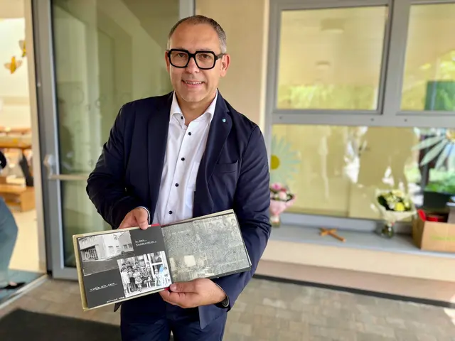 Nikolaus Reisel, Bürgermeister der Gemeinde, präsentierte stolz seine Erinnerungen an den Kindergarten. | Foto: Markus Kahrer