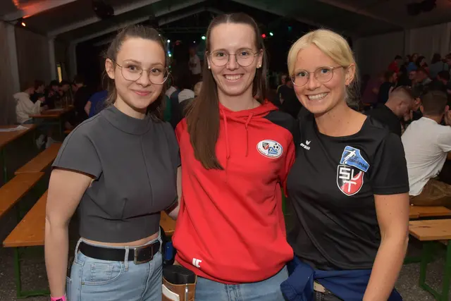 Anna, Julia und Simone sorgten für die Getränke im Festzelt | Foto: Alois Braid / zema.medien.de