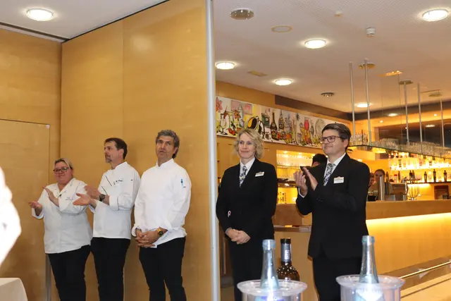 Die prüfenden Pädagogen der Bereiche Küche und Service.  | Foto: Elisabeth Zangerl