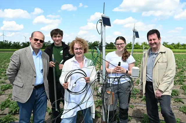 Direktor Arno Kastelliz, Schüler Tobias Haller, Bildungs-Landesrätin Christiane Teschl-Hofmeister, Schülerin Johanna Ponez und Karl Kukutsch, Gemeinderat für Wasserwirtschaft mit den smarten Bewässerungssystemen. | Foto: Jürgen Mück