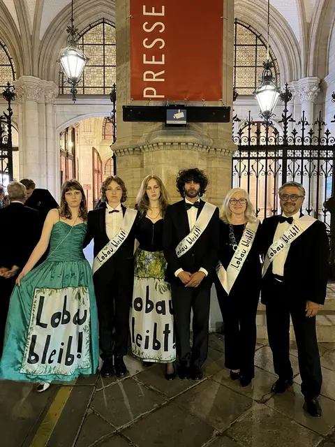 Obwohl sie die politische Botschaft entfernten, erhielten sie keinen Zutritt.  | Foto: Lobau Bleibt