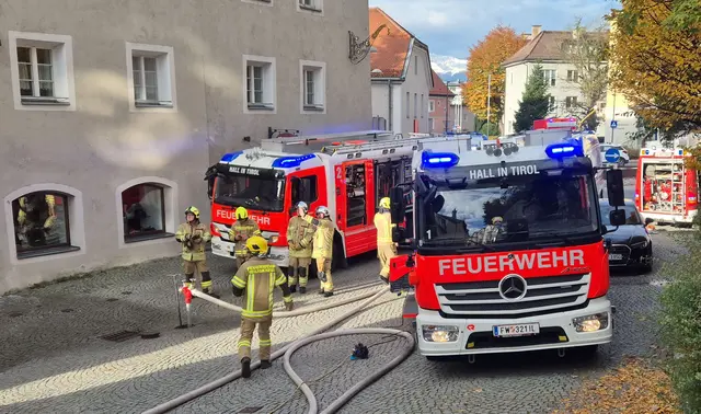 Ursache für Rauchentwicklung unklar: Im Einsatz standen vier Fahrzeuge und 17 Kräfte der Feuerwehr Hall in Tirol, ein Rettungsfahrzeug sowie die Polizei und ein Kaminkehrer. (Archivbild)
 | Foto: ZOOM.Tirol