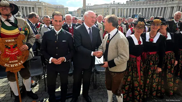 Besucher aus der Heimat: Niederösterreichs Landeshauptmann a.D. Erwin Pröll und Marcus Bergmann, Österreichischer Botschafter beim Heiligen Stuhl in Rom, gratulierten. | Foto: Herbert Bacher