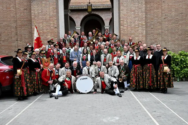 Die gesamte Bürgermeister Kapelle beim Gruppenbild in der Erzabtei Sant'Anselmo, dem Sitz der Benediktiner weltweit und der internationalen Hochschule des Benediktinerordens.. | Foto: Manfred Hassl
