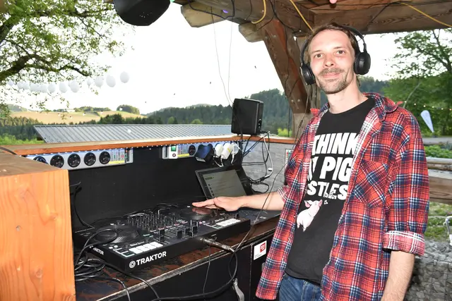 Als schrägste Party des Jahres angekündigt, stieg am Erlebnishof Steinkellnergut das Event als Gartenfest mit bunt gekleideten und fröhlichen Menschen. | Foto: Robert Zinterhof